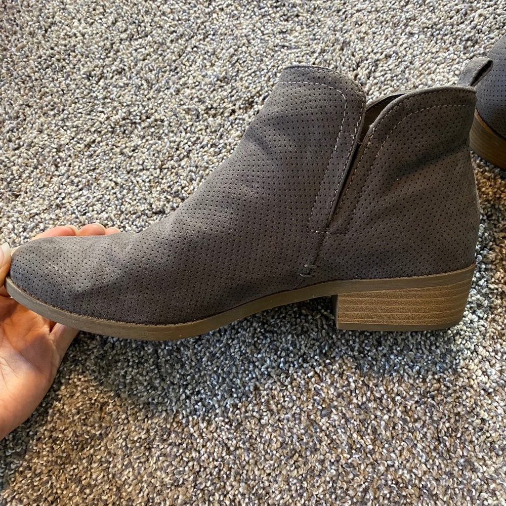 Universal Thread Booties - Picture 2 of 3
